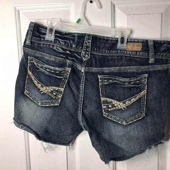 Reign Woman 14 Shorts Used 3 Button Has Some Flaws - Picture 5 of 6